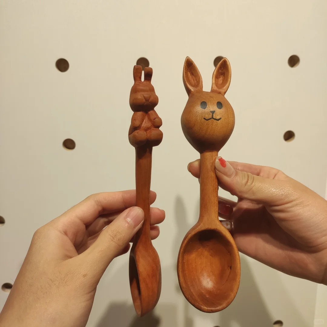 在小小的木头上挖呀挖，挖小小的木勺